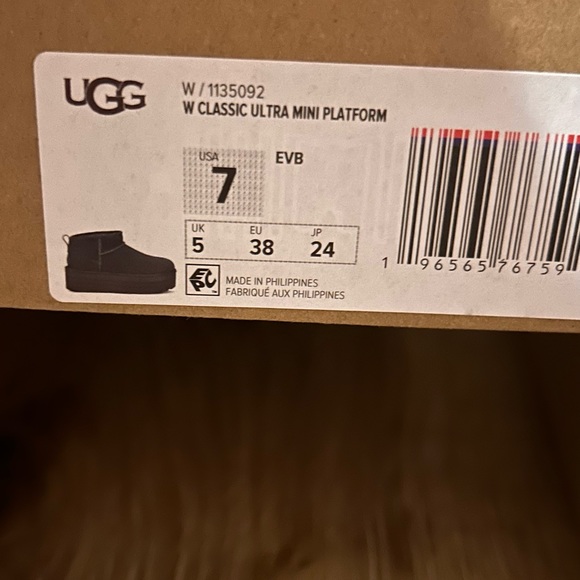 Lotsa UGGS! UGH I went a little nuts buying UGGS! These are Decker Uggs.. Size7 - Picture 5 of 12